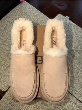 UGG women’s Loria Pull On sleeper sand color!!
